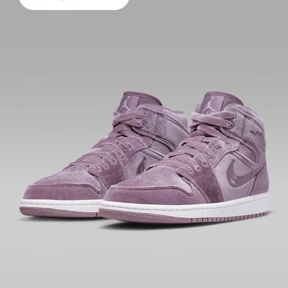 NEW w/ tags Women's Velvet Air Jordan 1 MID SE
